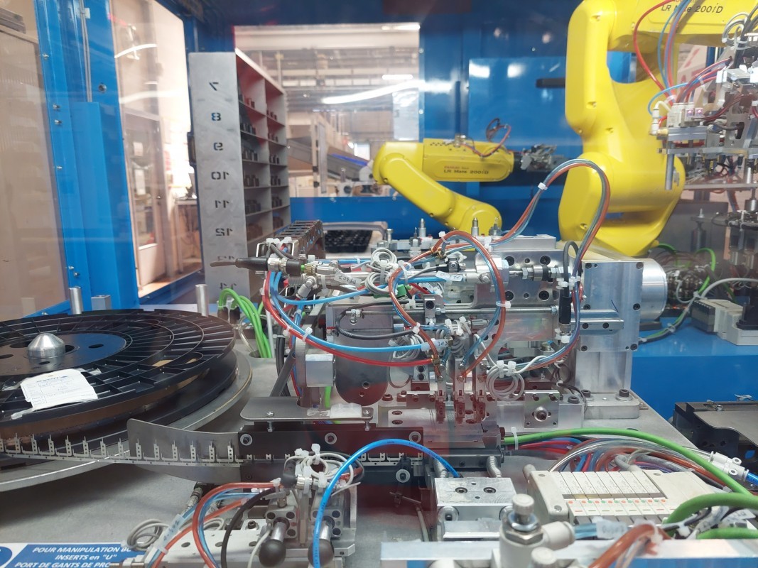 17 component overmolding preparation machine