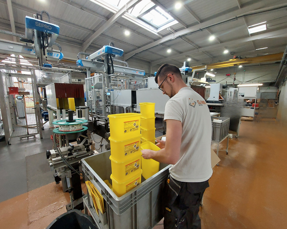 Manufacturing of sharps containers  Clayens NP Savoie 